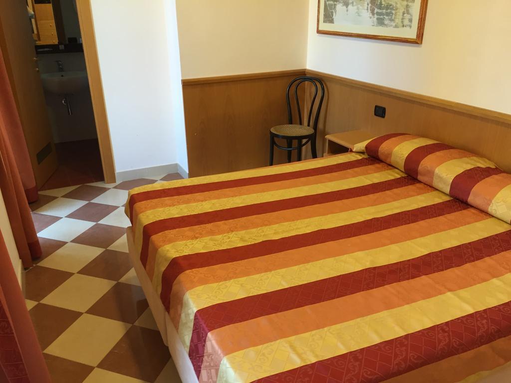 Hotel Fiorella Senigallia Oda fotoğraf