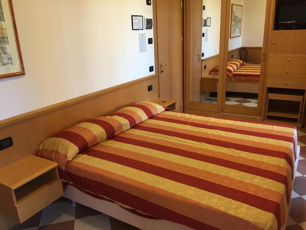 Hotel Fiorella Senigallia Oda fotoğraf